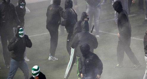 بالفيديو.. شغب جماهيري "معتاد" في فوز باناثينايكوس على اوليمبياكوس في دربي اليونان 